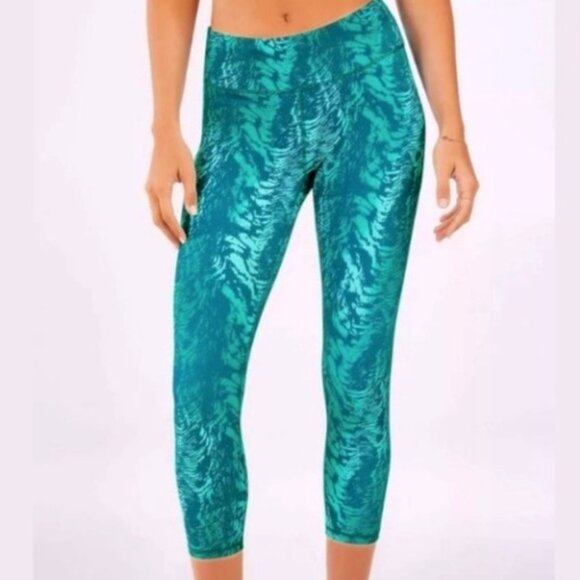 Fabletics Salar Printed PowerHold® Capri in Size XS, Aura Wave - Picture 1 of 2